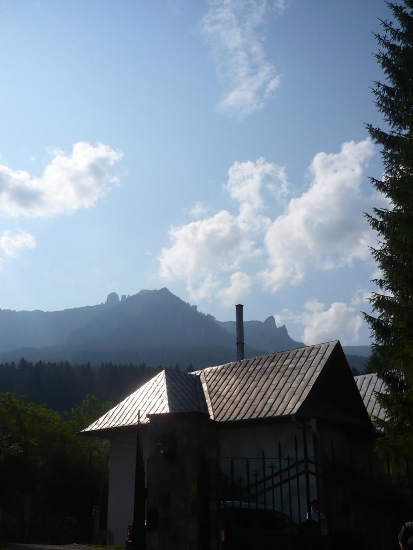 Ziua Muntelui Ceahlău. Curioșii au urcat pe Vârful Toaca pentru a observa “holograma”, un fenomen natural mai puțin obișnuit  18545365