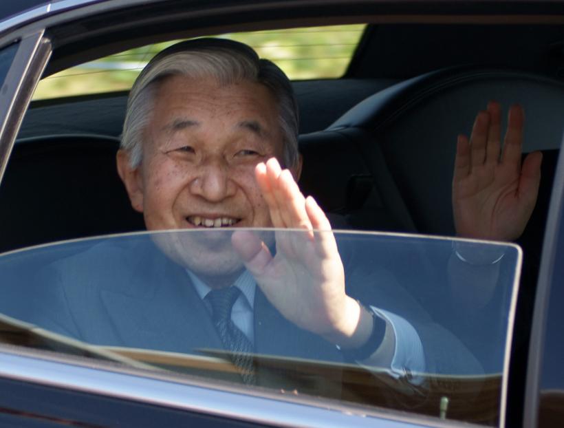 Împăratul Akihito vrea să abdice însă constituţia nu îi permite