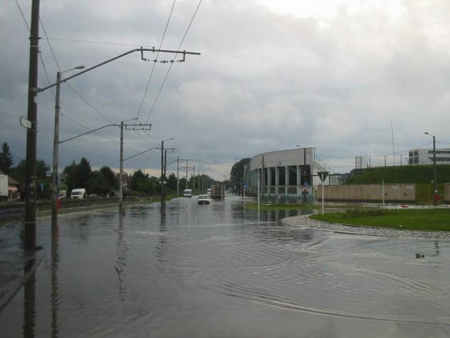 Stadionul echipei FC Braşov, inundat în urma ploii de duminică seara 