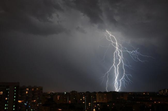 COD GALBEN de ploi şi descărcări electrice, în localităţi din Hunedoara şi Caraş-Severin 