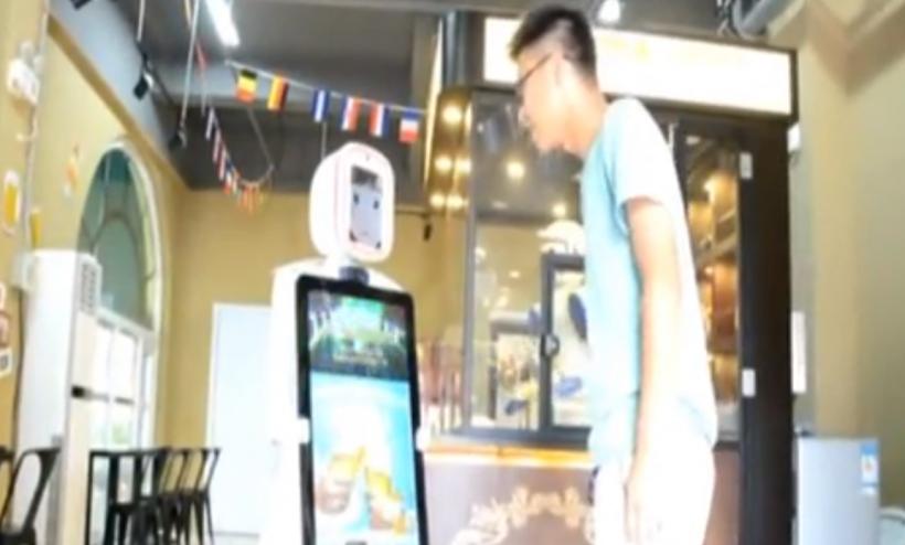 La ''Oktoberfestul asiatic'' berea este servită de roboţi 