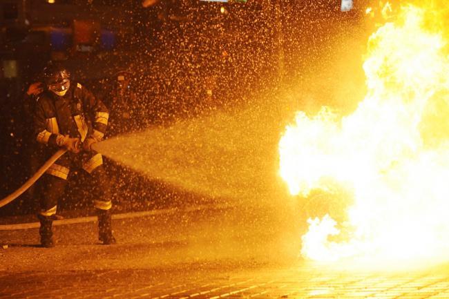 INCENDIU în Vâlcea: Un depozit de materie primă al Oltchim a ars complet