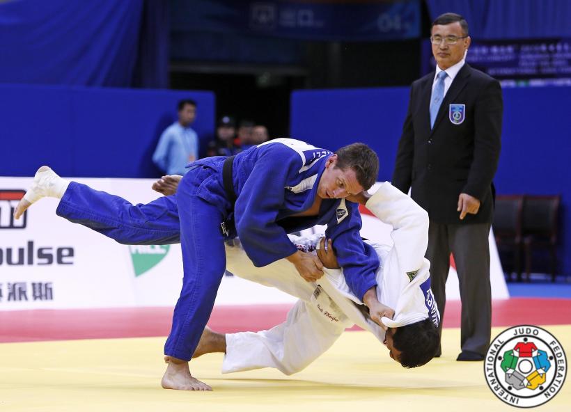 Un medaliat olimpic la judo, bătut de un hoț de telefoane pe plajă la Copacabana