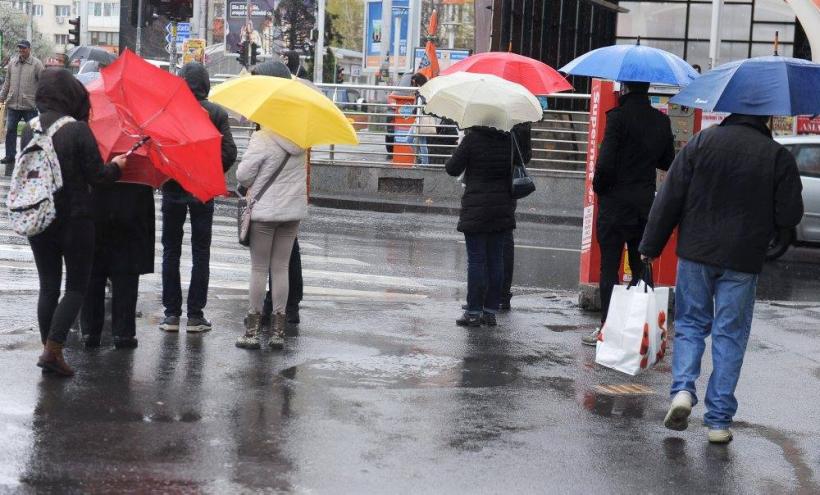 AVERTIZARE  ANM: Cod galben de ploi şi răcire accentuată a vremii în 15 judeţe şi Municipiul Bucureşti, începând de joi seară