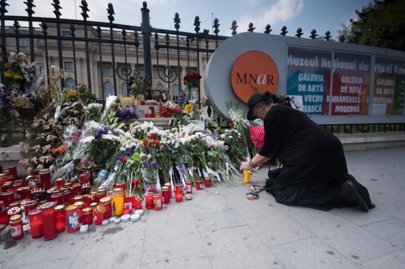 GALERIE FOTO - Peste o mie de persoane au trecut până la prânz prin faţa catafalcului Reginei Ana  18545834