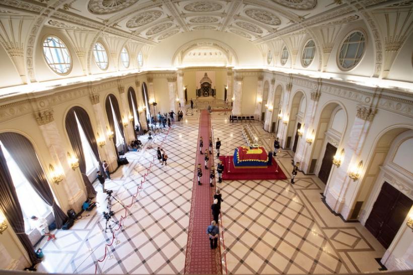 GALERIE FOTO - Peste o mie de persoane au trecut până la prânz prin faţa catafalcului Reginei Ana  18545837