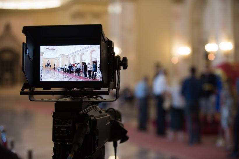 GALERIE FOTO - Peste o mie de persoane au trecut până la prânz prin faţa catafalcului Reginei Ana  18545839