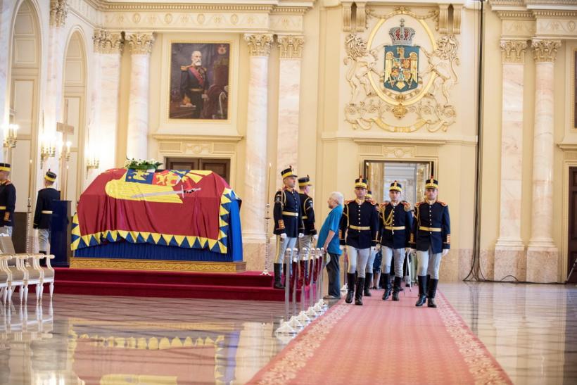 GALERIE FOTO - Peste o mie de persoane au trecut până la prânz prin faţa catafalcului Reginei Ana  18545842