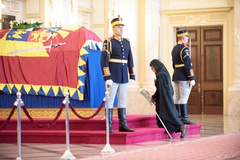 GALERIE FOTO - Peste o mie de persoane au trecut până la prânz prin faţa catafalcului Reginei Ana  18545843