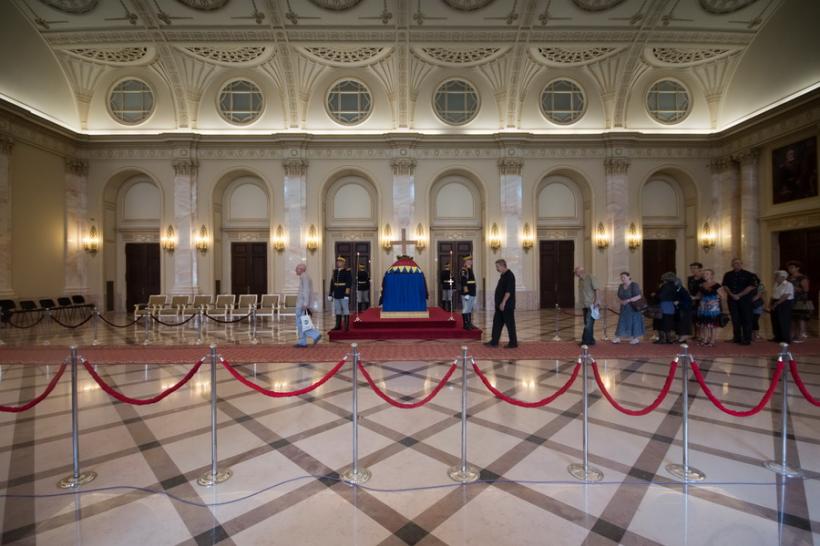 GALERIE FOTO - Peste o mie de persoane au trecut până la prânz prin faţa catafalcului Reginei Ana  18545845