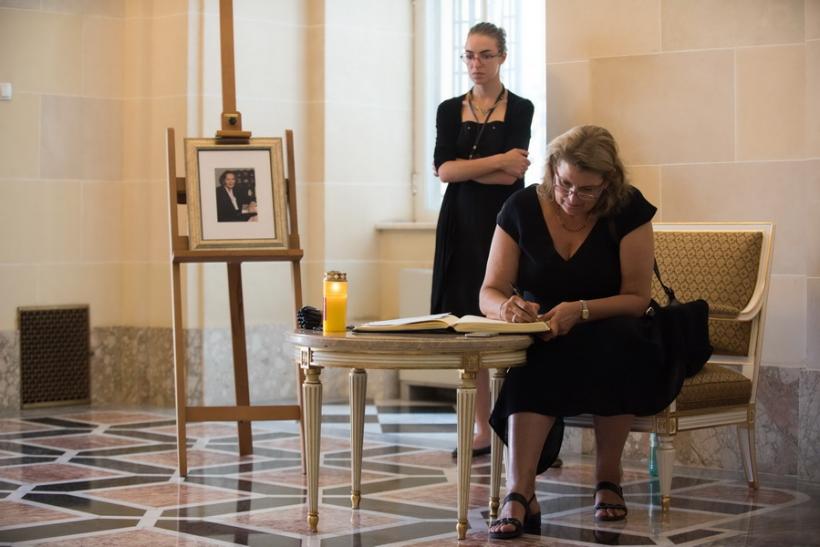 GALERIE FOTO - Peste o mie de persoane au trecut până la prânz prin faţa catafalcului Reginei Ana  18545846