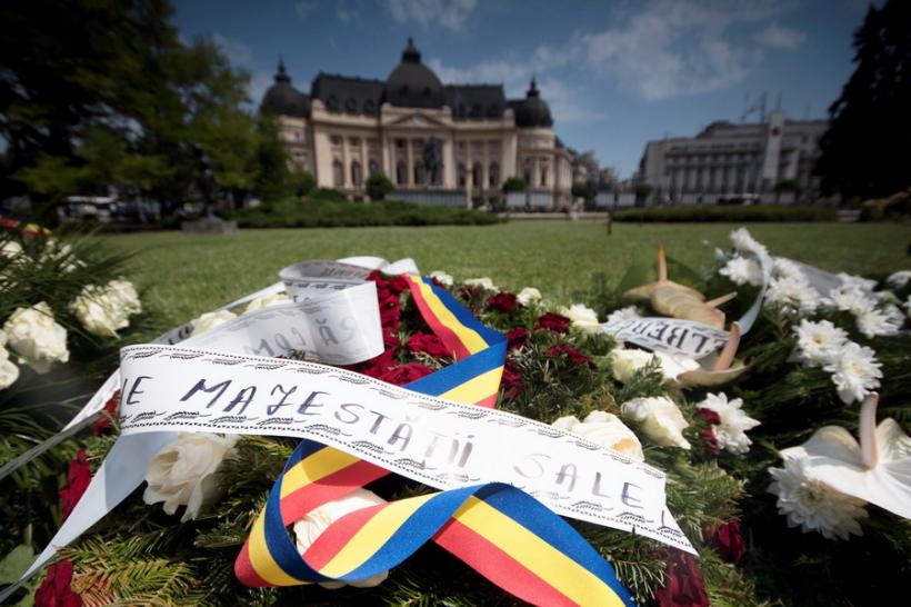 GALERIE FOTO - Peste o mie de persoane au trecut până la prânz prin faţa catafalcului Reginei Ana  18545847