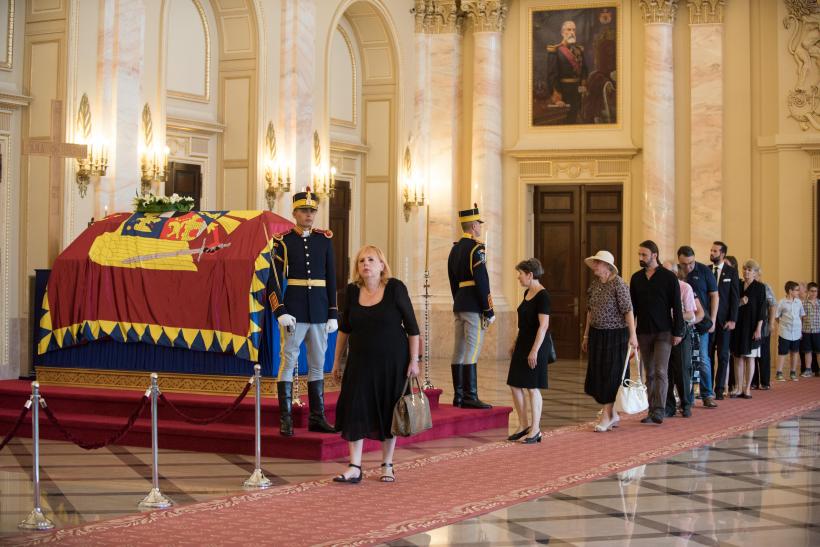 Iubitorii monarhiei şi-au luat rămas bun de la Regină 18545905