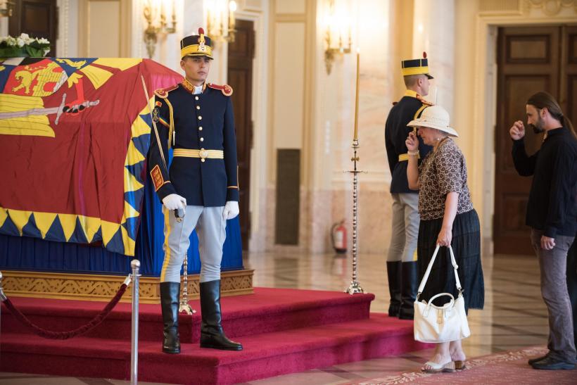 Iubitorii monarhiei şi-au luat rămas bun de la Regină 18545906