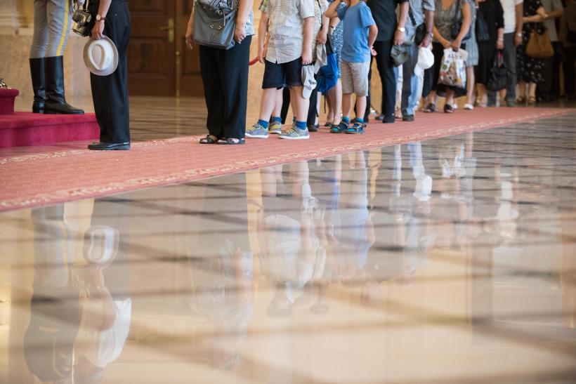 Iubitorii monarhiei şi-au luat rămas bun de la Regină 18545907