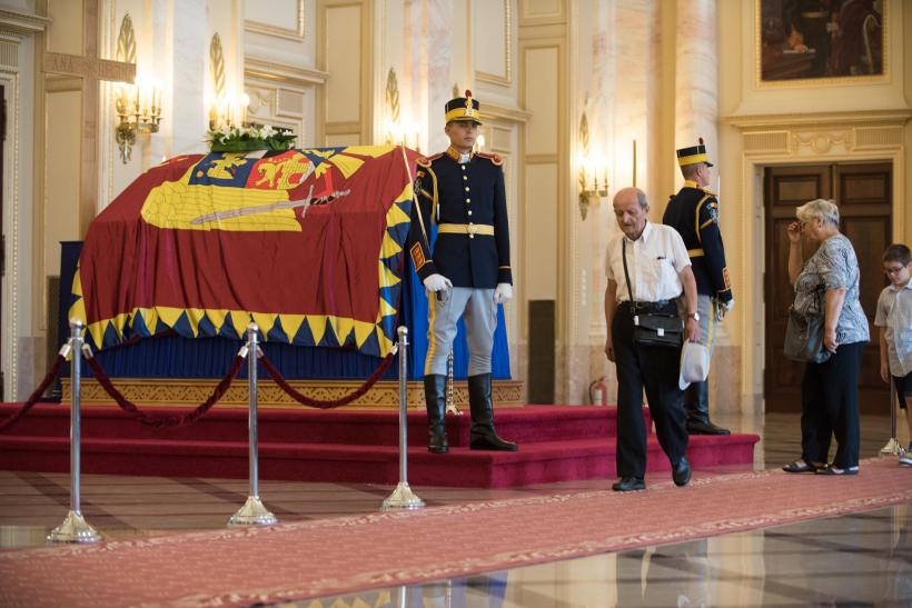 Iubitorii monarhiei şi-au luat rămas bun de la Regină 18545908