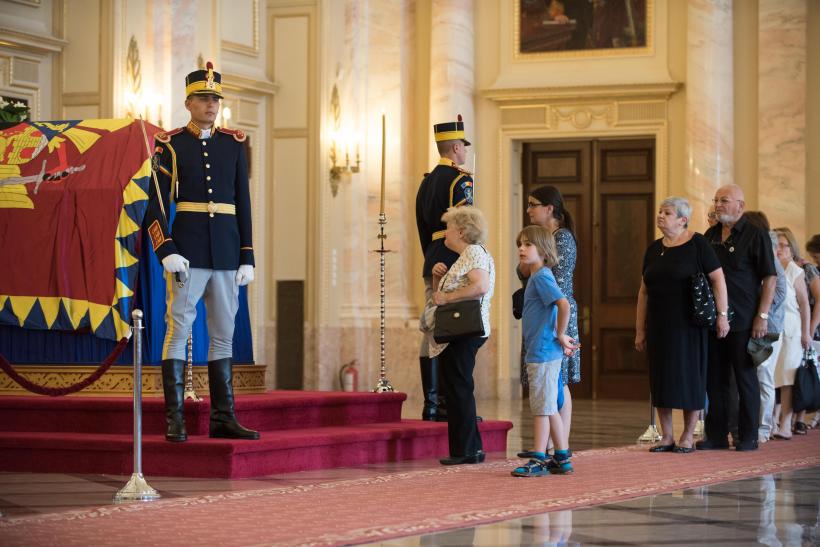 Iubitorii monarhiei şi-au luat rămas bun de la Regină 18545909