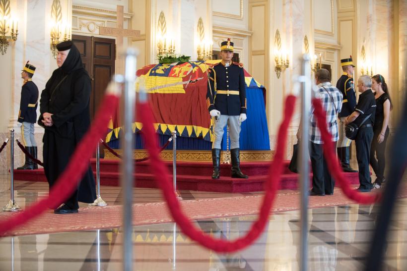 Iubitorii monarhiei şi-au luat rămas bun de la Regină 18545910