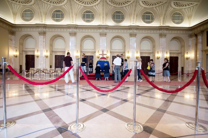 Iubitorii monarhiei şi-au luat rămas bun de la Regină 18545911