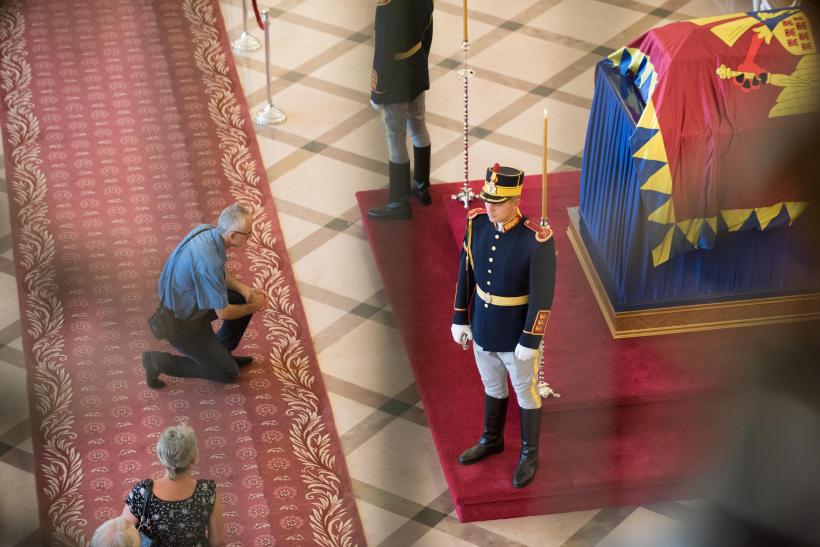 Iubitorii monarhiei şi-au luat rămas bun de la Regină 18545913