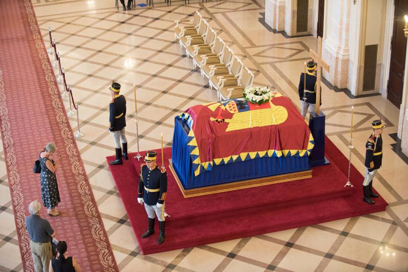 Iubitorii monarhiei şi-au luat rămas bun de la Regină 18545914