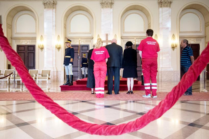 Iubitorii monarhiei şi-au luat rămas bun de la Regină 18545915