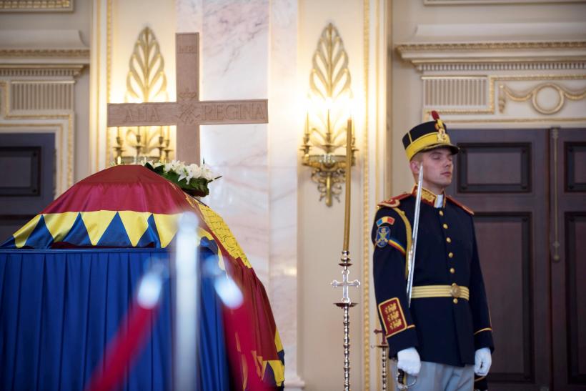 Iubitorii monarhiei şi-au luat rămas bun de la Regină 18545916