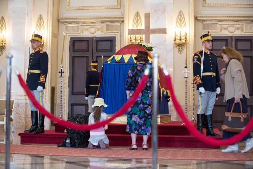 Iubitorii monarhiei şi-au luat rămas bun de la Regină 18545917