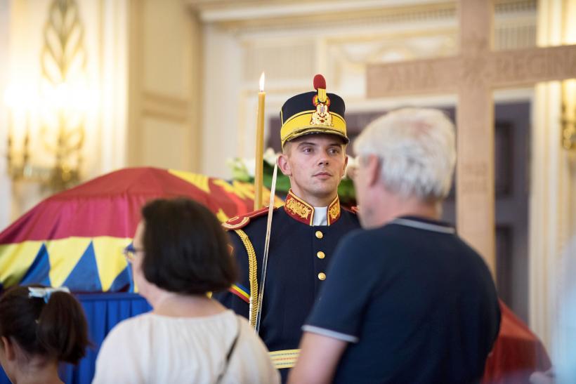 Iubitorii monarhiei şi-au luat rămas bun de la Regină 18545918