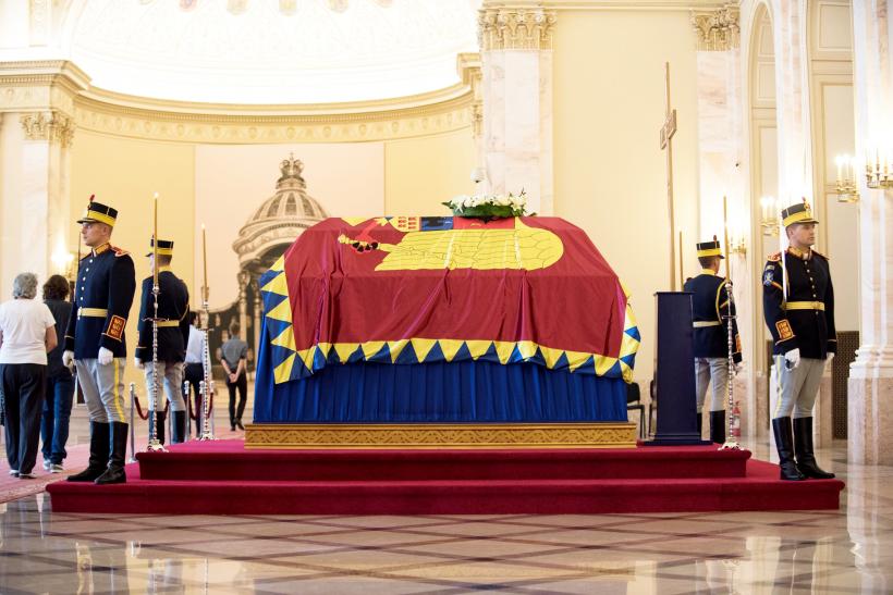 Iubitorii monarhiei şi-au luat rămas bun de la Regină 18545920