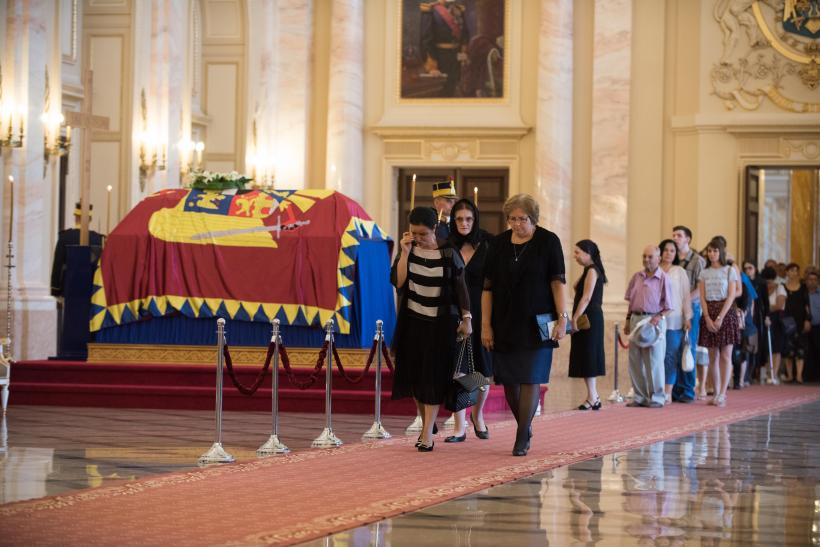 Iubitorii monarhiei şi-au luat rămas bun de la Regină 18545922