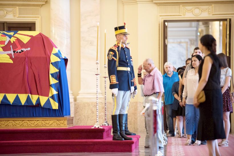 Iubitorii monarhiei şi-au luat rămas bun de la Regină 18545923