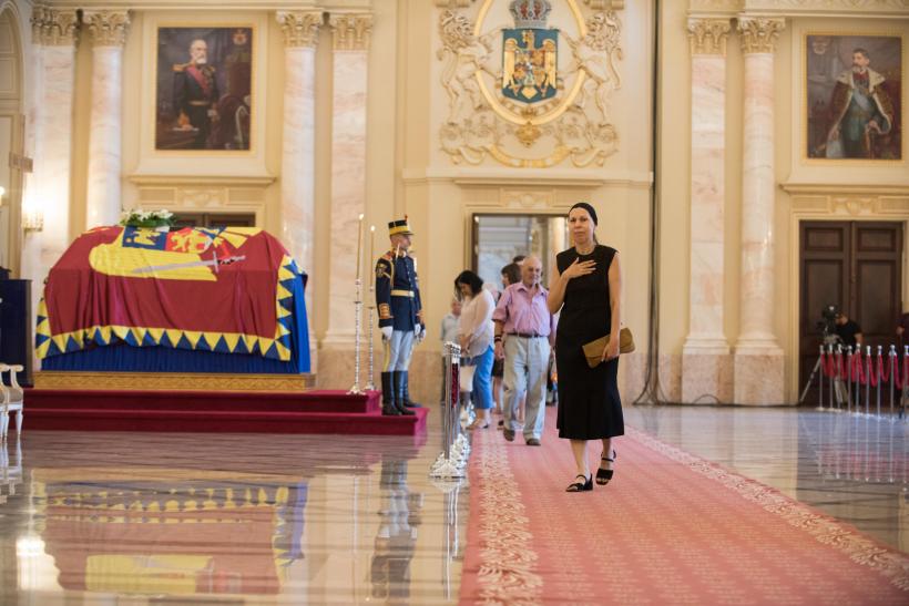 Iubitorii monarhiei şi-au luat rămas bun de la Regină 18545924