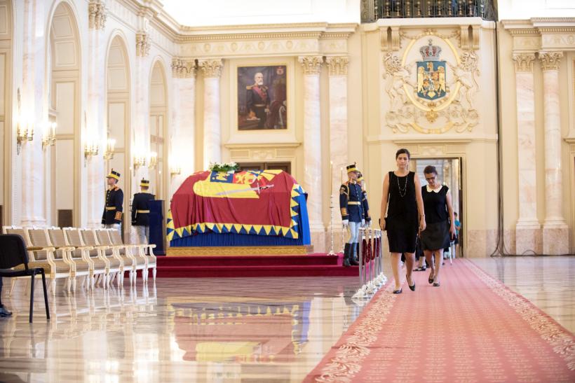 Iubitorii monarhiei şi-au luat rămas bun de la Regină 18545925