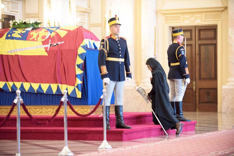 Iubitorii monarhiei şi-au luat rămas bun de la Regină 18545927