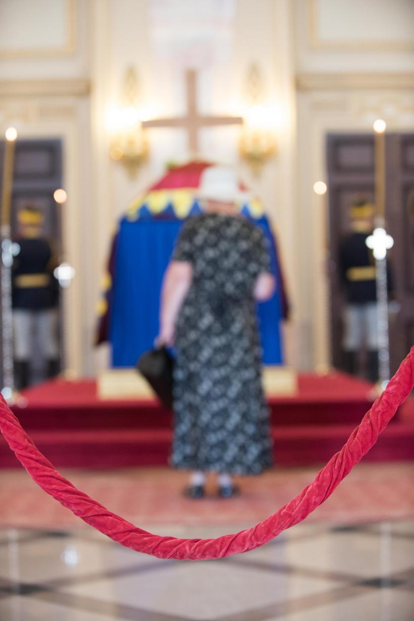 Iubitorii monarhiei şi-au luat rămas bun de la Regină 18545929