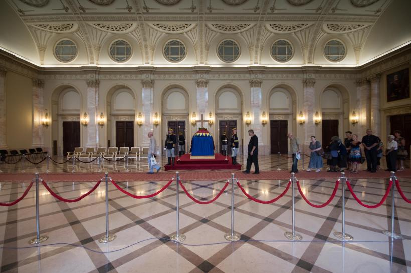 Iubitorii monarhiei şi-au luat rămas bun de la Regină 18545932