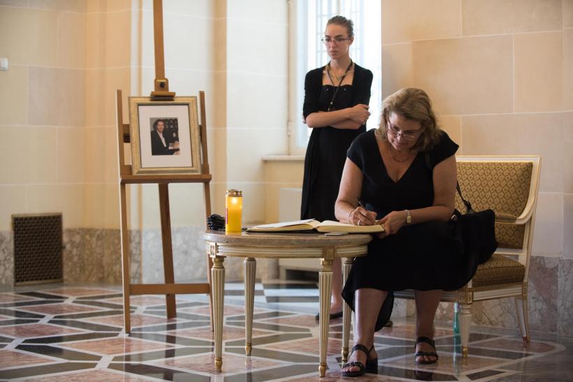 Iubitorii monarhiei şi-au luat rămas bun de la Regină 18545933