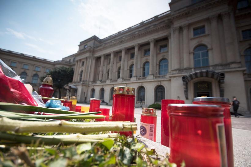 Iubitorii monarhiei şi-au luat rămas bun de la Regină 18545936