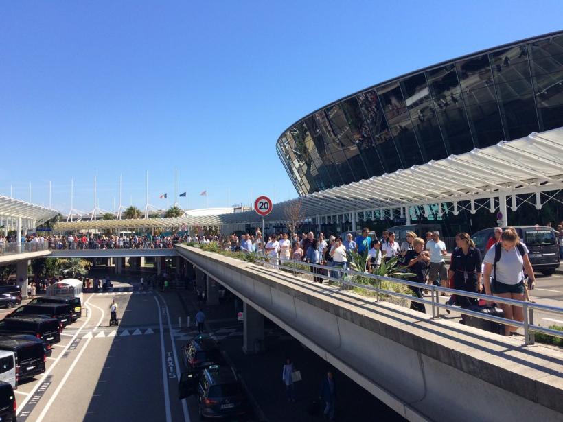 Alertă pe aeroprotul din Nisa, terminalul 2 a fost evacuat
