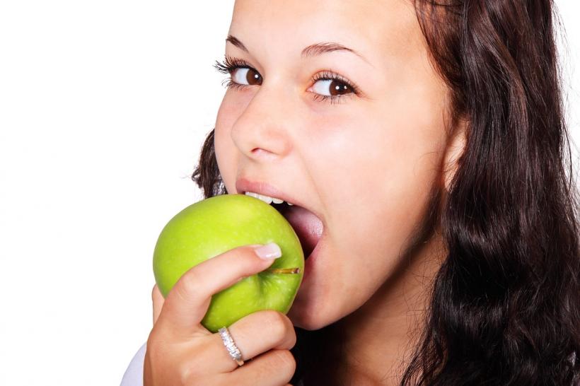 Cât de grav este să mânânci un măr nespălat?