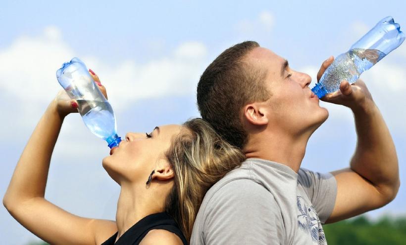 De ce trebuie să începi să bei apă pe stomacul gol în fiecare dimineață