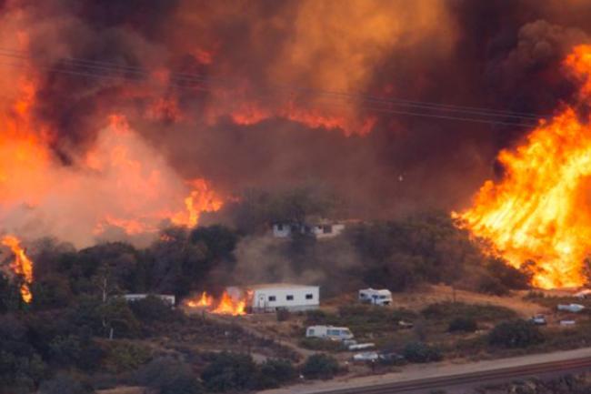 Incendii de vegetaţie in SUA. Aproximativ 17.000 de pompieri luptă cu focul