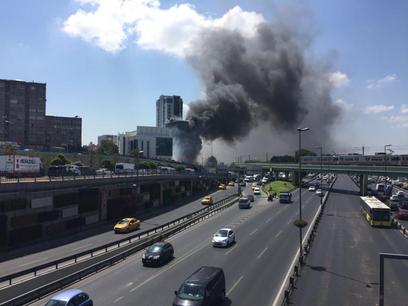 Incendiu puternic într-un bloc de birouri din Istanbul