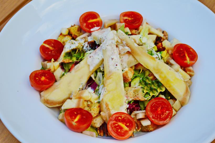 Chef Paul Siserman vă recomandă &quot;Roquefort Salată de pere cu nuci și brânză&quot;