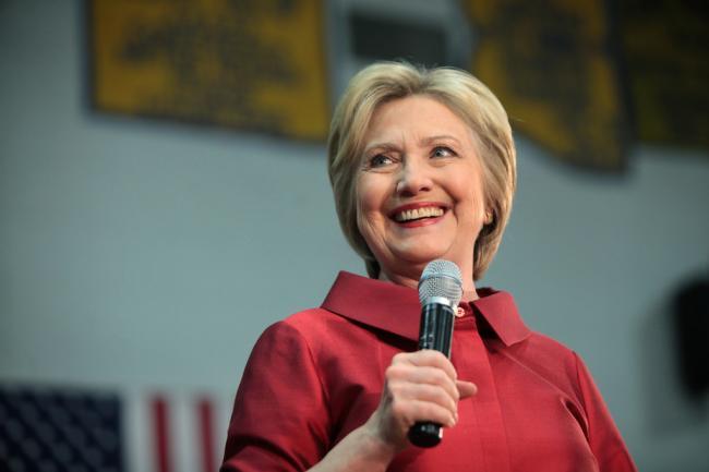 Hillary Clinton, somată să răspundă în scris cu privire la dosarul email-urilor 