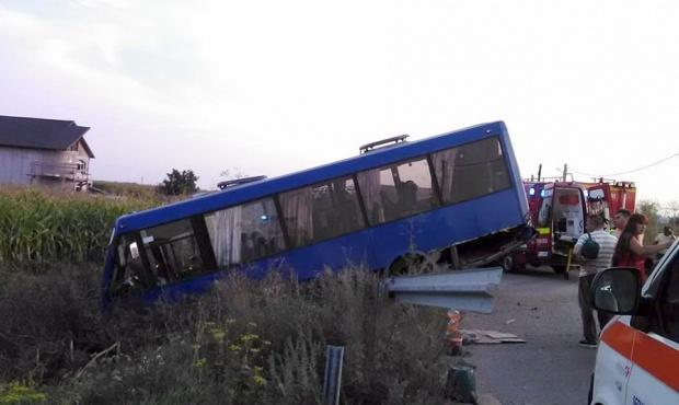 Autobuz cu nuntași, în șanț: 7 persoane au fost rănite