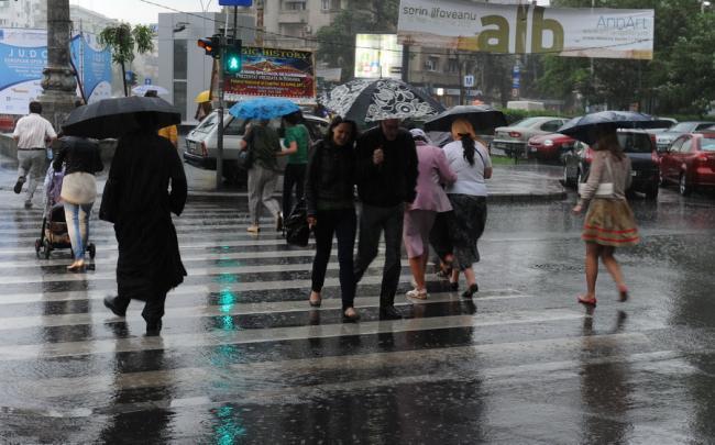 AVERTIZARE ANM: Ploi și vijelii la nivelul întregii țări, până miercuri dimineață