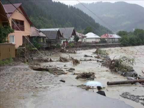 Maramureş: O ploaie torenţială a afectat traficul pe DN18 şi a inundat curţile unor gospodării din Vişeul de Sus 