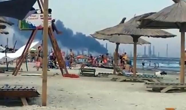 Incendiu la Petromidia. Cât de periculoase sunt emisiile din aer pentru turiştii aflaţi pe litoral